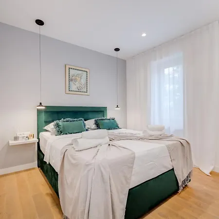 Location! Spacious Lux -5 Min From & Centre