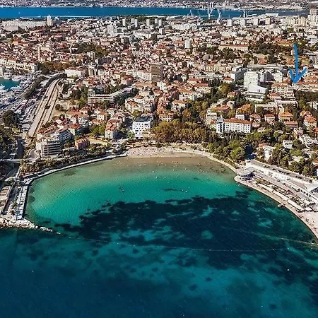 Location! Spacious Lux -5 Min From & Centre Split