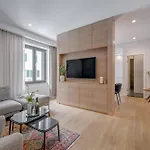 Location! Spacious Lux -5 Min From & Centre Apartment Split