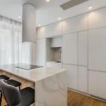 Apartment Location! Spacious Lux -5 Min From & Centre Split
