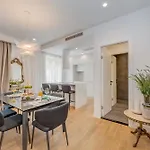 Location! Spacious Lux -5 Min From & Centre * Split