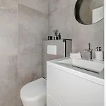 Apartment Location! Spacious Lux -5 Min From & Centre Split