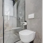 Location! Spacious Lux -5 Min From & Centre Apartment *