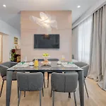 Apartment Location! Spacious Lux -5 Min From & Centre Split