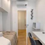 Location! Spacious Lux -5 Min From & Centre Apartment