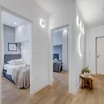 Location! Spacious Lux -5 Min From & Centre * Split