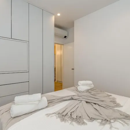 Location! Spacious Lux -5 Min From & Centre