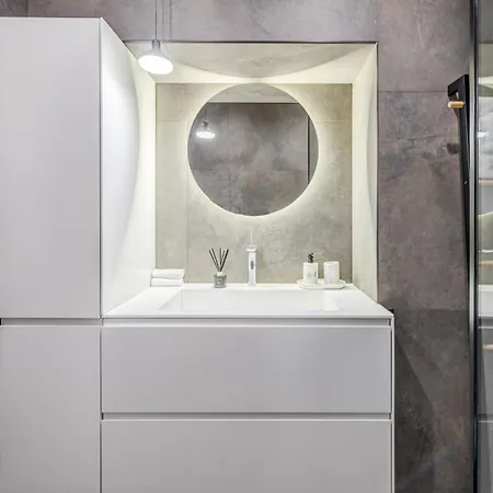 Location! Spacious Lux -5 Min From & Centre Διαμέρισμα *