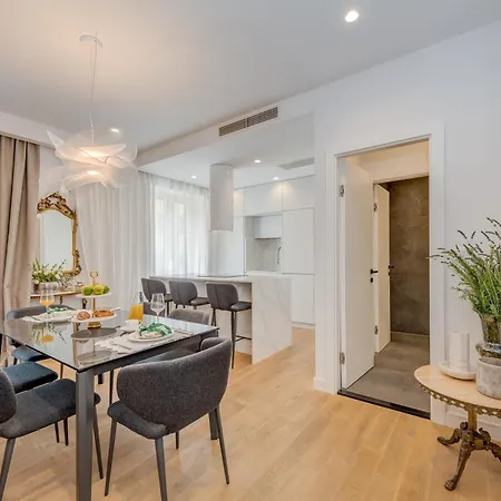 Location! Spacious Lux -5 Min From & Centre * Σπλιτ