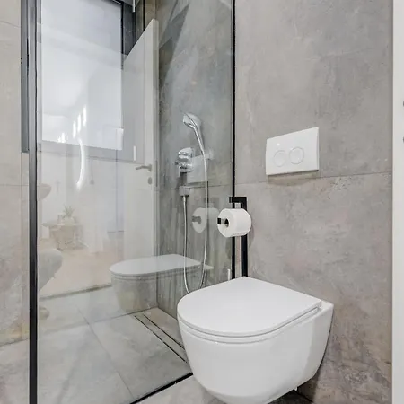 Location! Spacious Lux -5 Min From & Centre Διαμέρισμα *