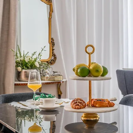 Location! Spacious Lux -5 Min From & Centre