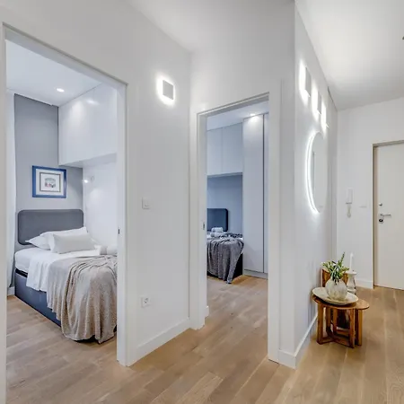 Location! Spacious Lux -5 Min From & Centre * Σπλιτ