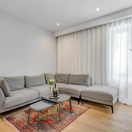 Location! Spacious Lux -5 Min From & Centre * Σπλιτ