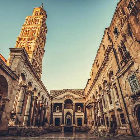 Location! Spacious Lux -5 Min From & Centre 公寓