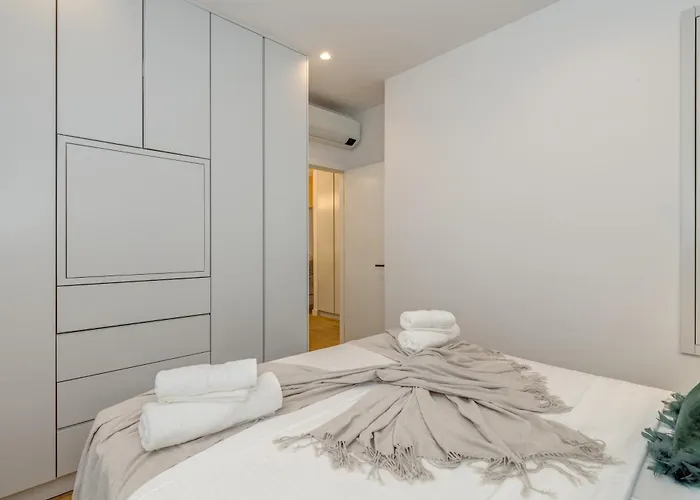 Location! Spacious Lux -5 Min From & Centre