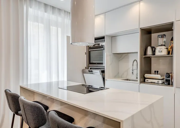 Location! Spacious Lux -5 Min From & Centre 公寓