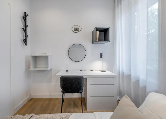 Location! Spacious Lux -5 Min From & Centre 公寓