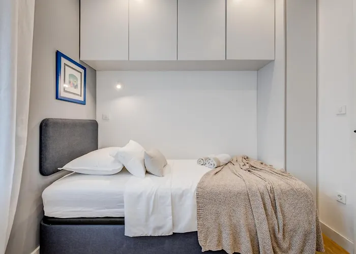 Location! Spacious Lux -5 Min From & Centre 公寓 *