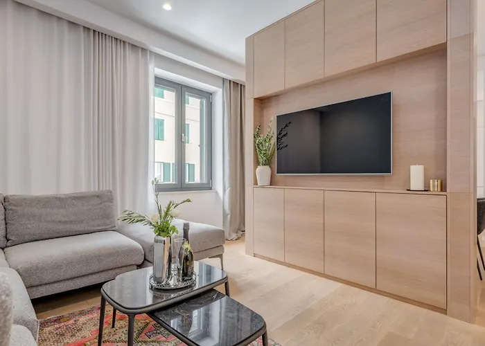 Location! Spacious Lux -5 Min From & Centre 公寓