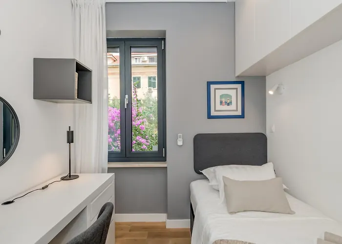 Location! Spacious Lux -5 Min From & Centre