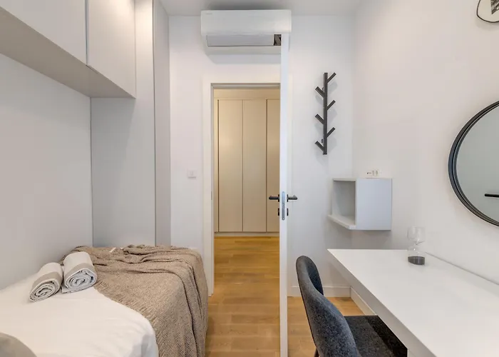 Location! Spacious Lux -5 Min From & Centre 公寓